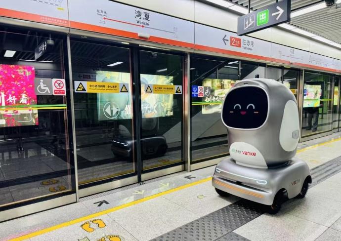 機械人可自主規劃路線、進出站、乘梯及識別列車到站。(微博)