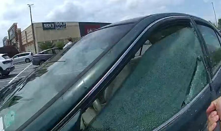 警方趕到,果斷打破車窗,將車內2名兒童救出。(FB)