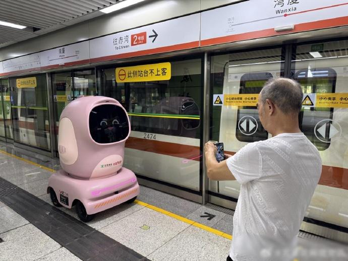 機械人可自主規劃路線、進出站、乘梯及識別列車到站。(微博)