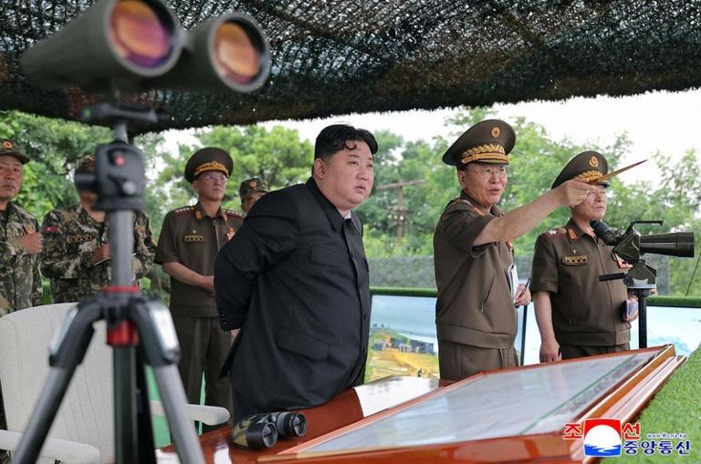 金正恩視察炮兵部隊射擊訓練比賽。(朝中社)