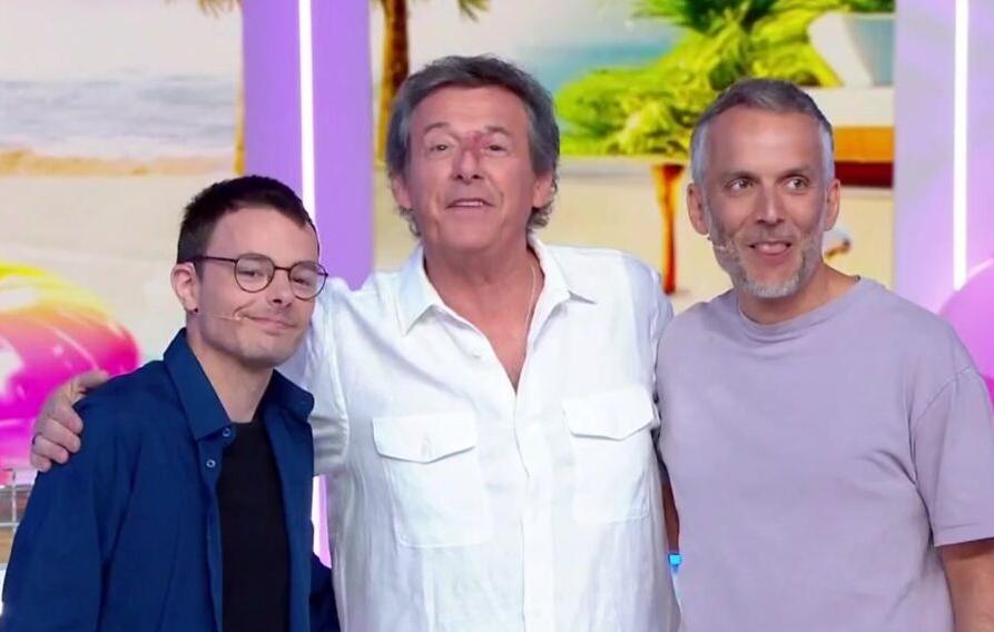 (左起)Émilien、主持人及獲勝對手Romain合照。(X)