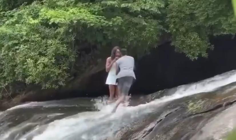 男子準備單膝下跪時,卻當下跣腳。(X)