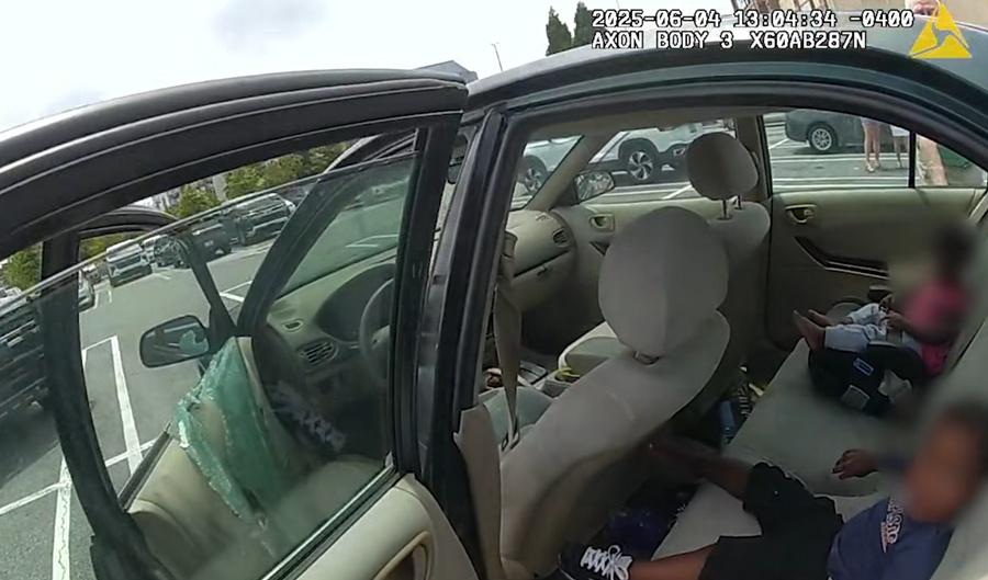 警方趕到,果斷打破車窗,將車內2名兒童救出。(FB)