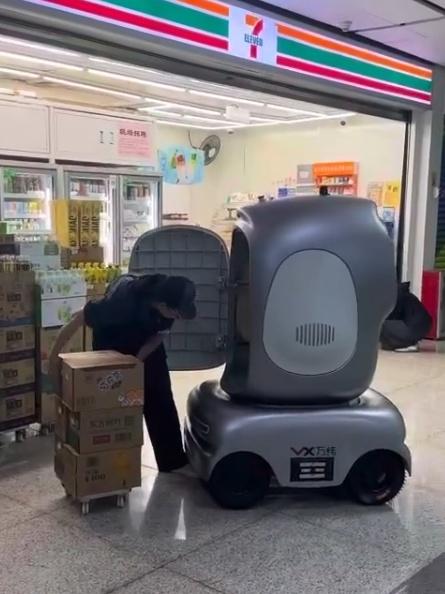 機械人在地鐵平峰時段為7-Eleven等商戶送貨。(微博)