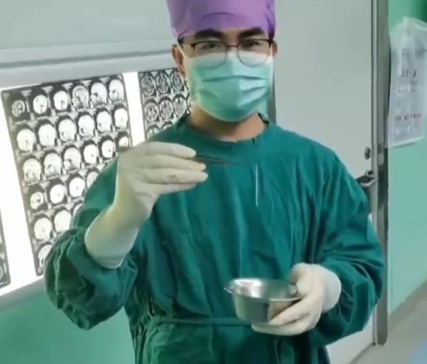 醫生最終成功捉到長度約10厘米仍在蠕動的裂頭絛蟲幼蟲。(微博)