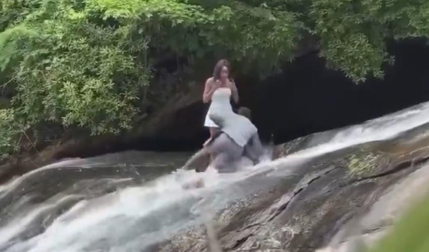 男子準備單膝下跪時,卻當下跣腳。(X)