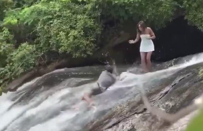 其女友立時被嚇得驚聲尖叫、花容失色。(X)