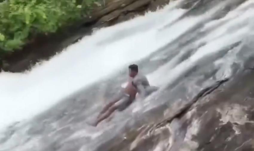 男子被湍急的水流沖下瀑布。(X)