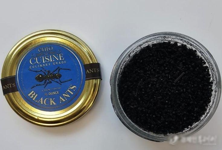 甜品「螞蟻雪葩」將3至5隻由泰國及美國進口螞蟻淋於雪葩上,以增添酸味。(X)