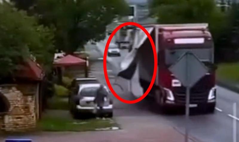 貨車車身的大型帆布鬆脫,用來綑著帆布的繩索隨著風勢和車速甩動。(X)