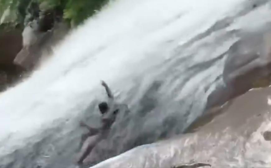 男子被湍急的水流沖下瀑布。(X)