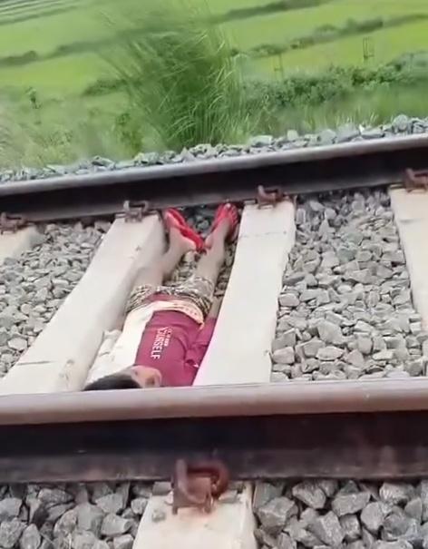網上影片顯示,火車快速駛過時,躺在路軌間的男童動也不動。(IG)