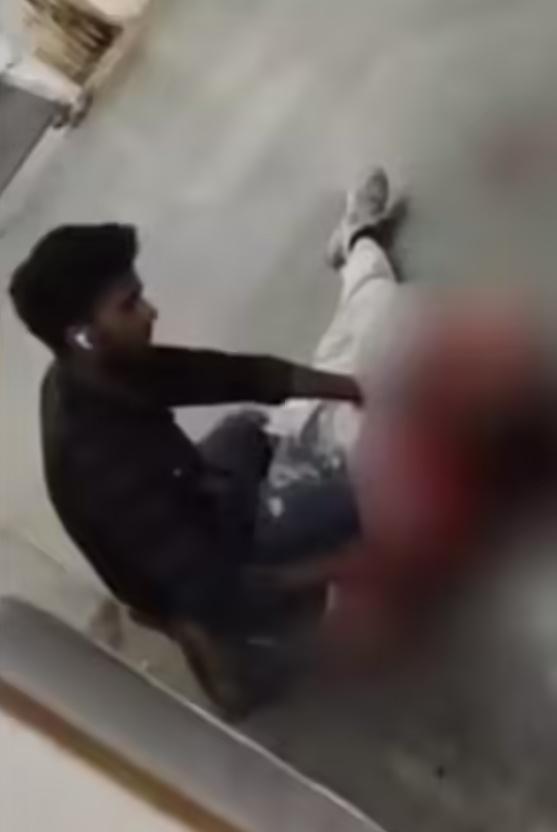 Koshti隨即持刀劃破喉嚨,場面觸目驚心,血腥暴力。(X)