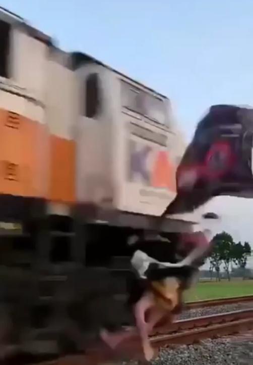 可惜Miza錯估距離,結果被這列從泗水古賓開往雅加達的火車當場撞飛。(X)