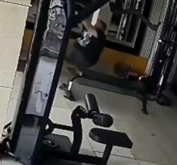 大約過了2分鐘就突然倒地。(X)