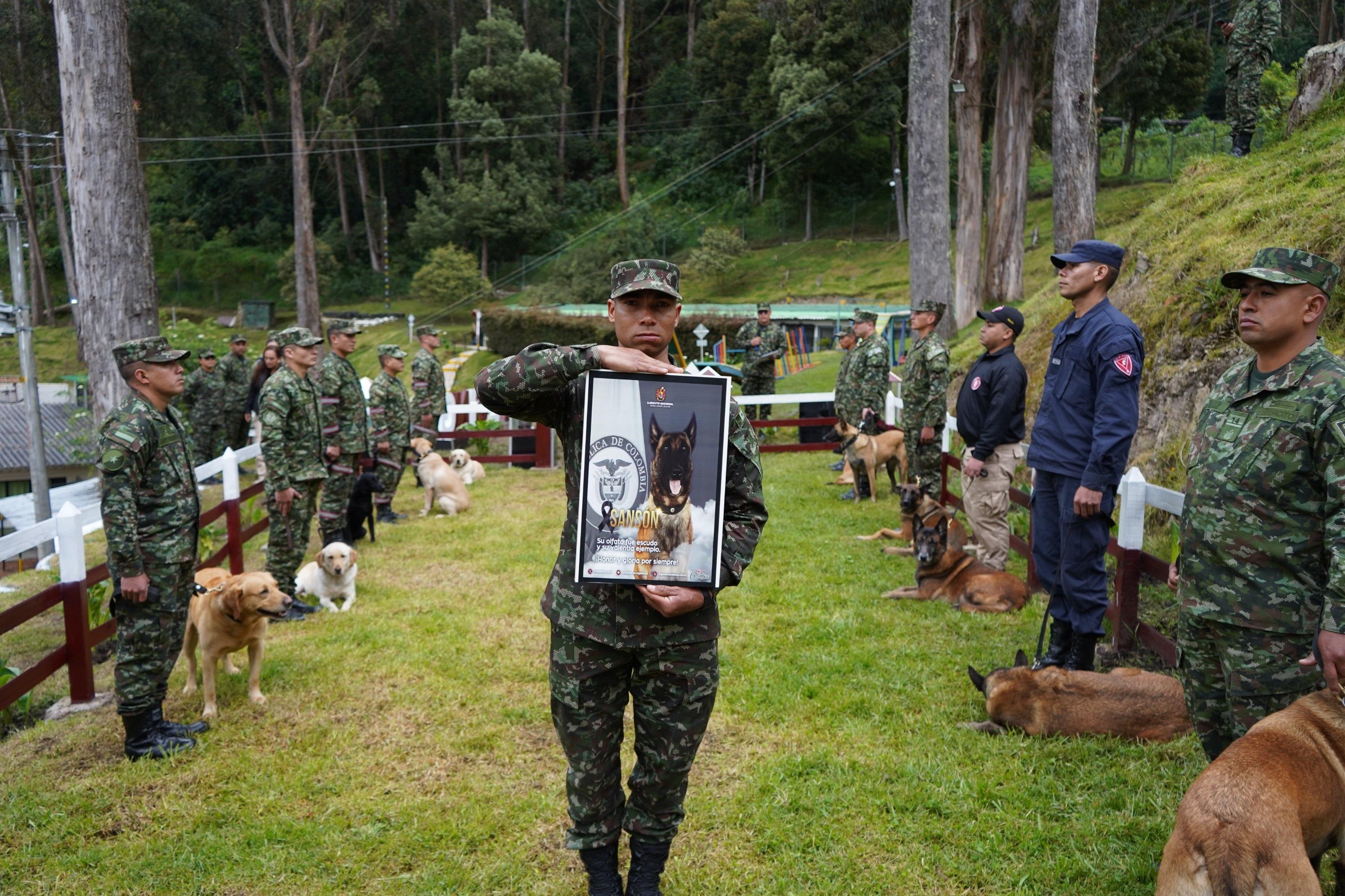 軍方亦於18日為Sanson舉行葬禮。(X)