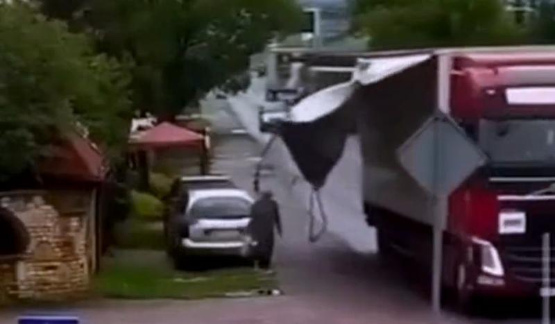 其中一條繩索如鞭子般擊重中婦人的後腦。(X)