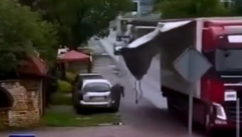 繩索巨大的力道使婦人整個人向前飛摔,重重仆倒地面。(X)