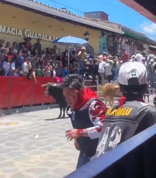 其他人急忙協助引開公牛,男子才起身匆匆離開,行走期間他的左臉皮還不斷地擺盪。(X)