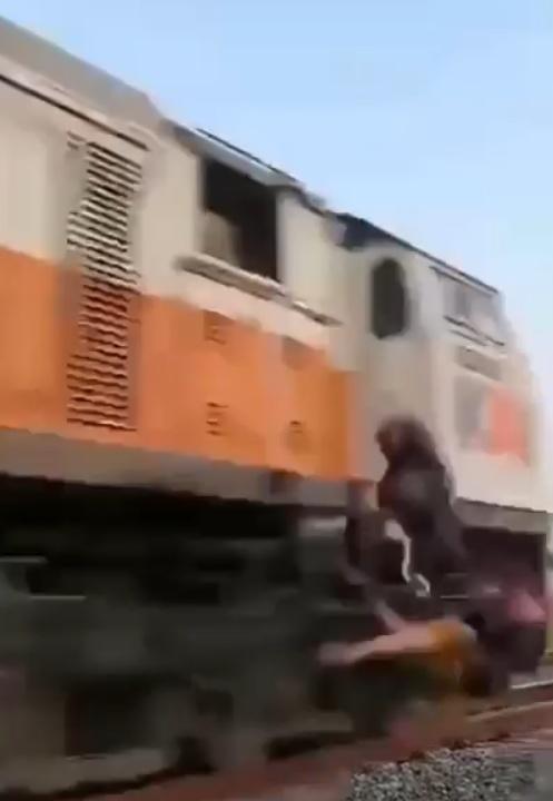 可惜Miza錯估距離,結果被這列從泗水古賓開往雅加達的火車當場撞飛。(X)