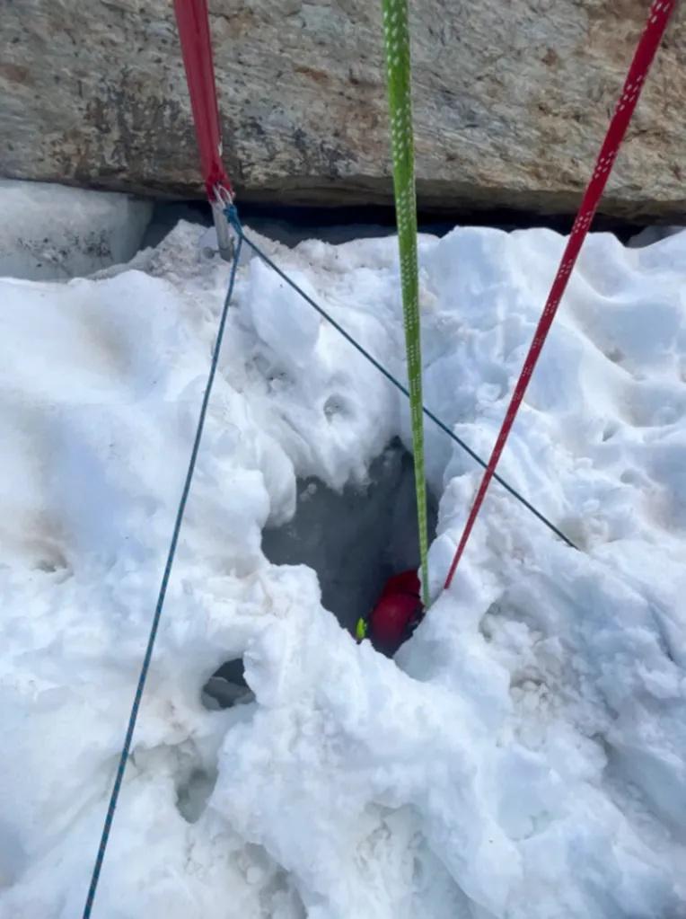 男子掉進1處約8米深的冰川裂縫。(X)