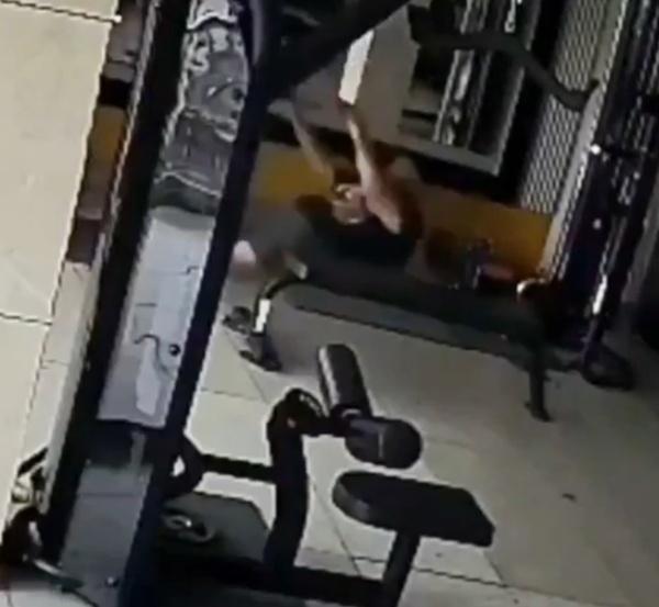 大約過了2分鐘就突然倒地。(X)