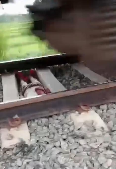 網上影片顯示,火車快速駛過時,躺在路軌間的男童動也不動。(IG)