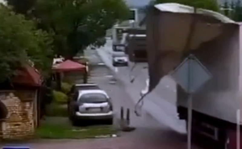 繩索巨大的力道使婦人整個人向前飛摔,重重仆倒地面。(X)