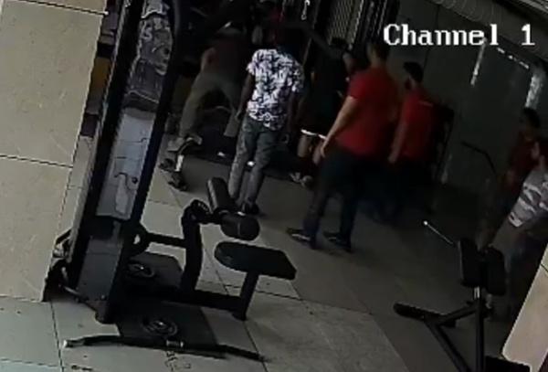 在場人士紛紛上前查看。(X)