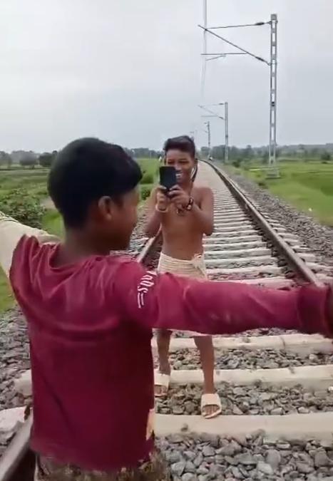 當火車駛過後後,男童起來面對鏡頭舉起勝利手勢。(IG)