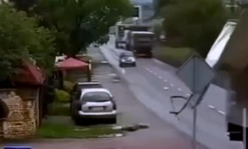 專家於本月17日才確認婦人的死因是交通事故導致。(X)