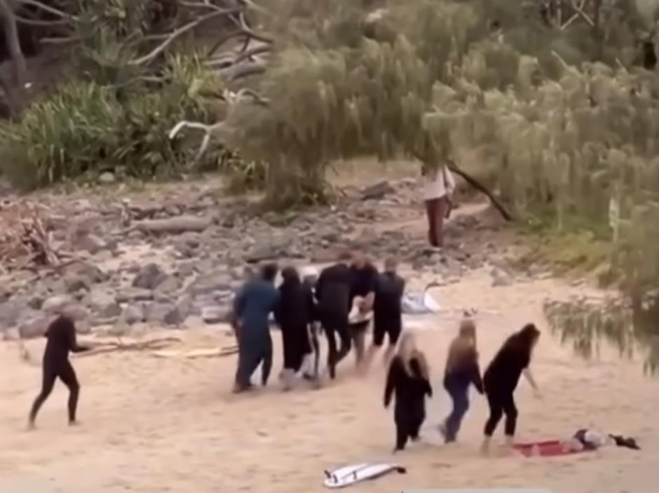 多人合力將受傷少年救出水面,移至地面。(X)