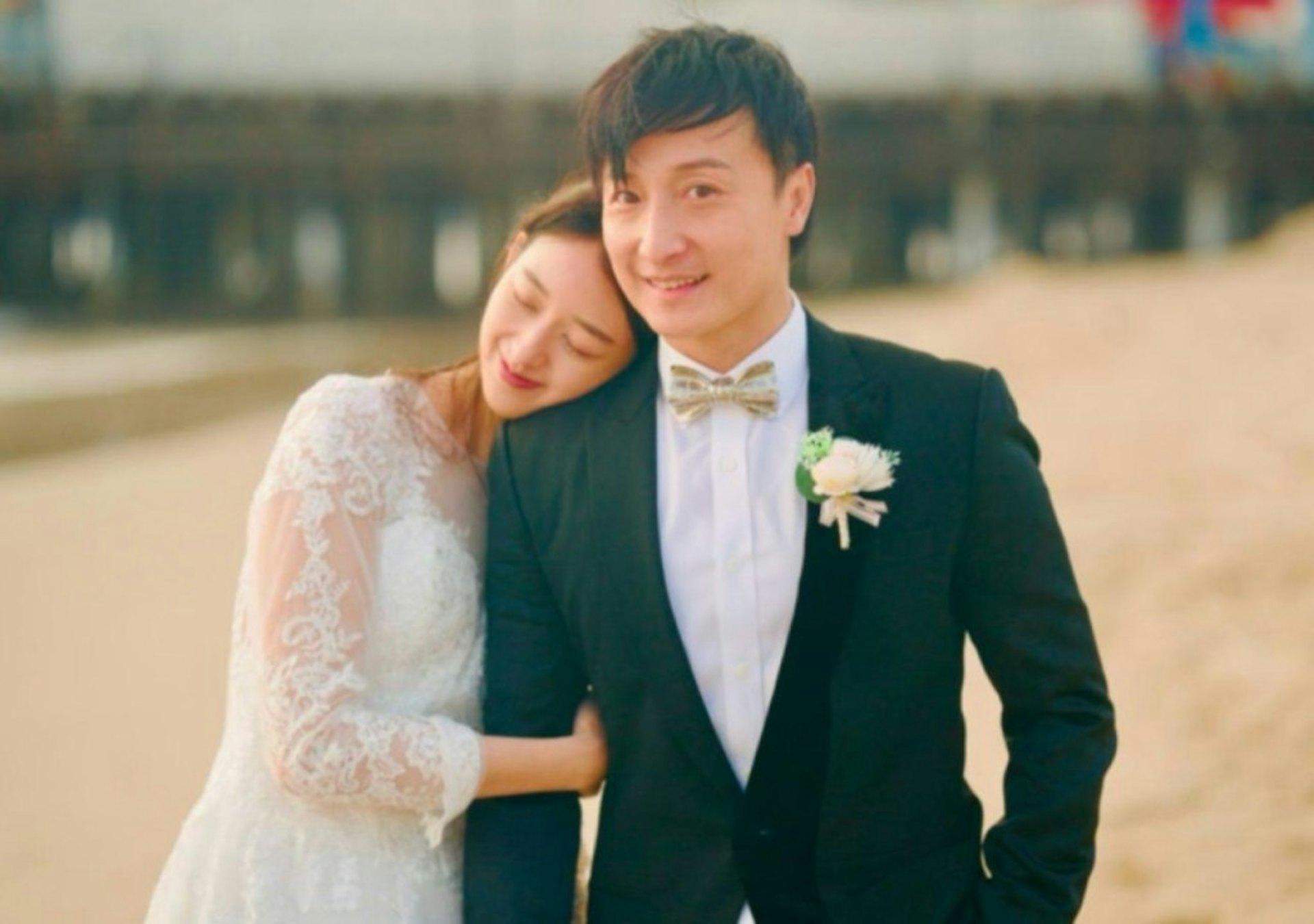 小方於今年情人節宣布與年輕14歲的女友葉萱(Maple)在美國結婚。
