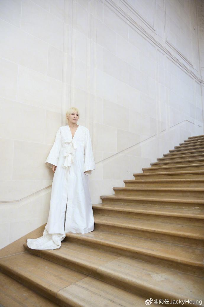 向佐最新近照。