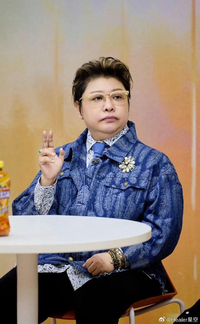 肥頭耷耳的韓紅,的確有幾分像Labubu。