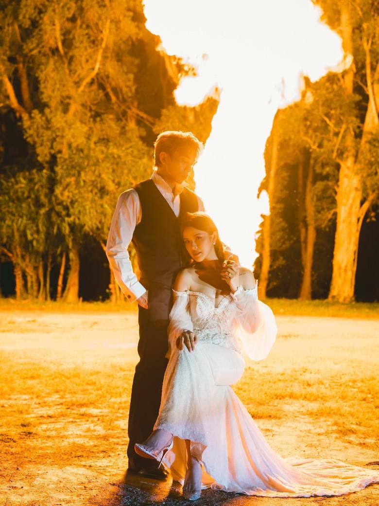 Tyson Yoshi與太太Christy一輯婚照,身後竟出現爆炸效果。