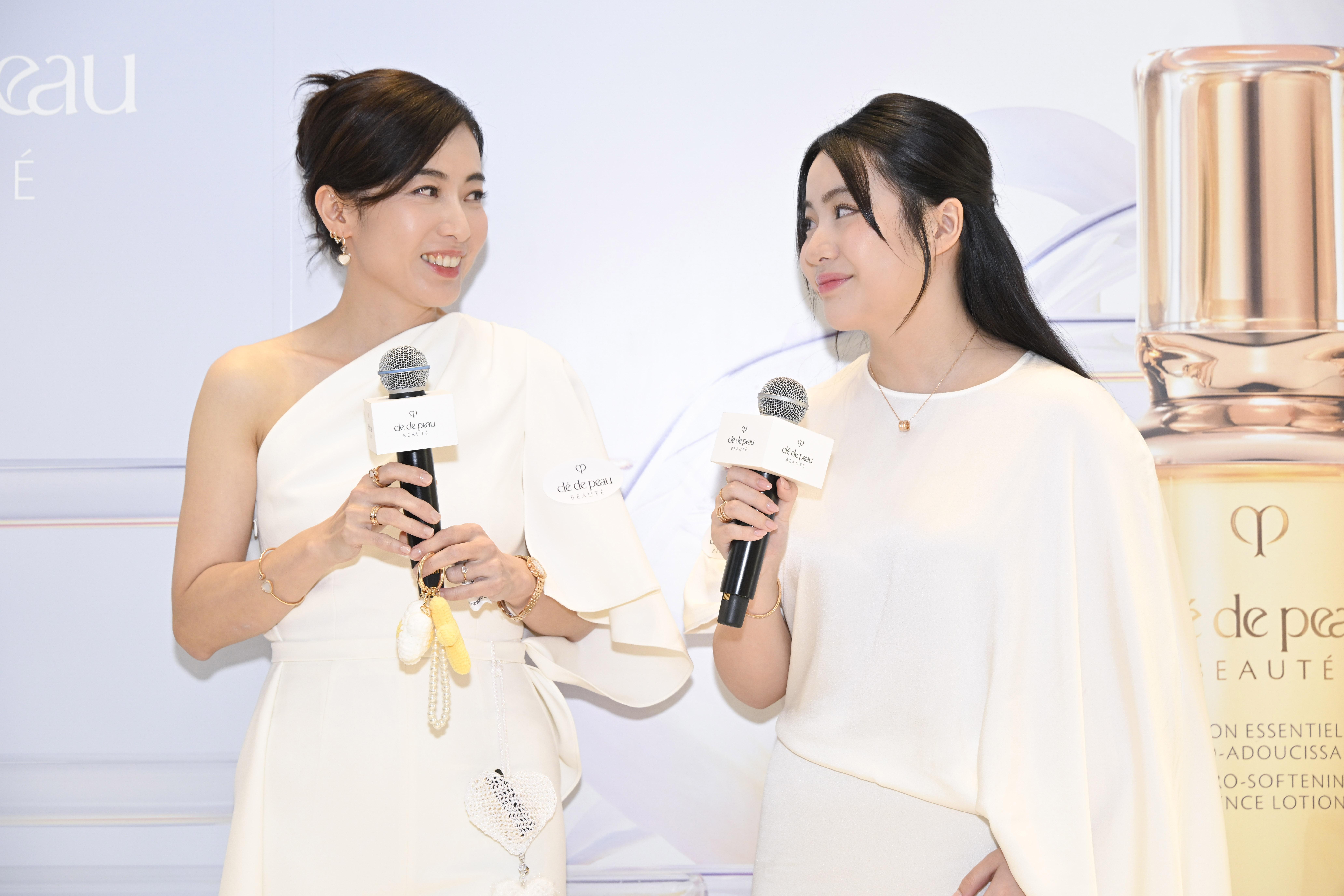 陳凱韻帶同16歲大女Josephine以母女檔出席活動。