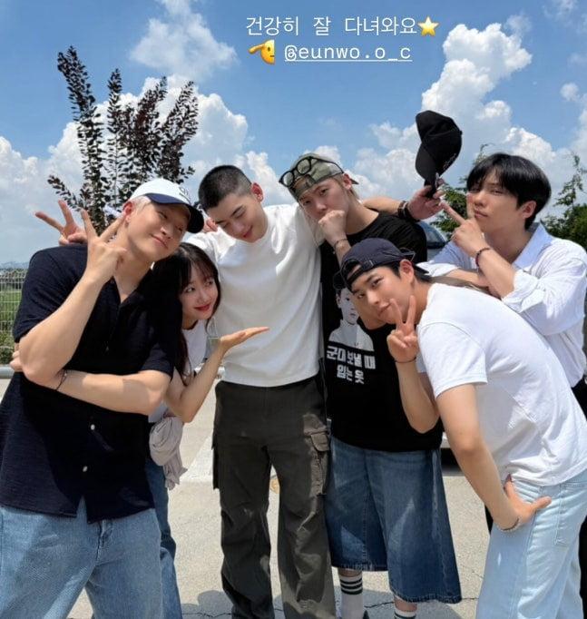 男團ASTRO成員,一起歡送車銀優入伍,展示團魂。