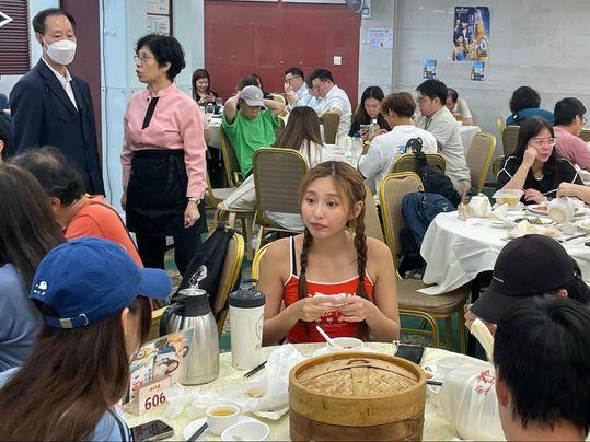 Ivy So當天穿上紅色背心配搭短褲示人,露出迷人的長腿。