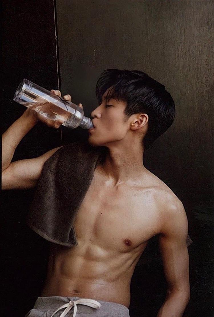 間中做女性雜誌封面露下肌,迷死太太一族。