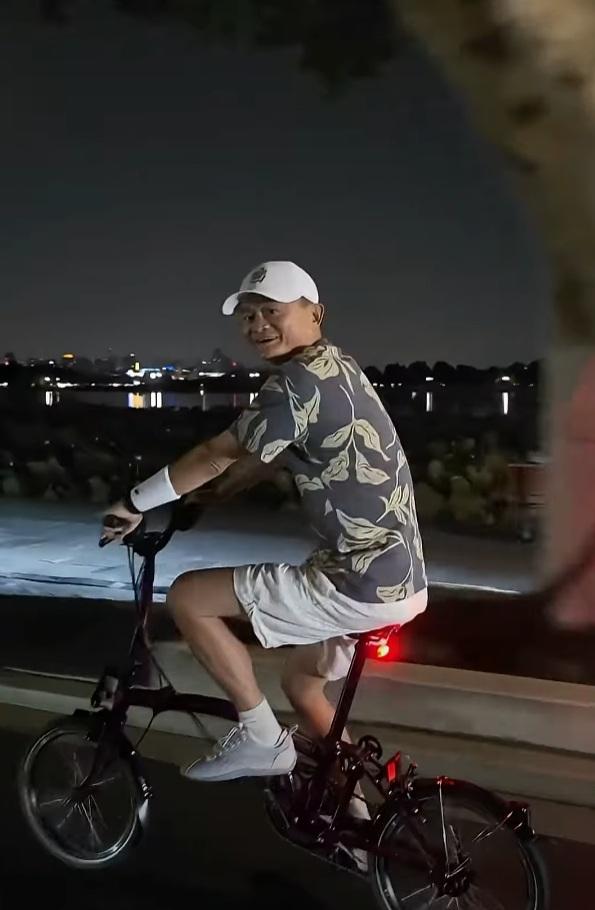 有女網民拍攝到馬雲夜遊西湖,他還與女網民打招呼。(網片截圖)