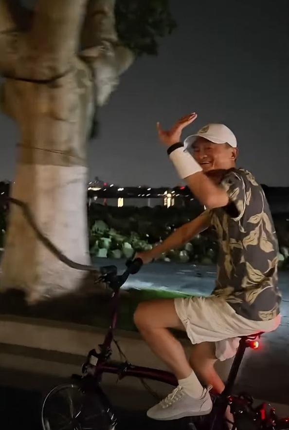 有女網民拍攝到馬雲夜遊西湖,他還與女網民打招呼。(網片截圖)