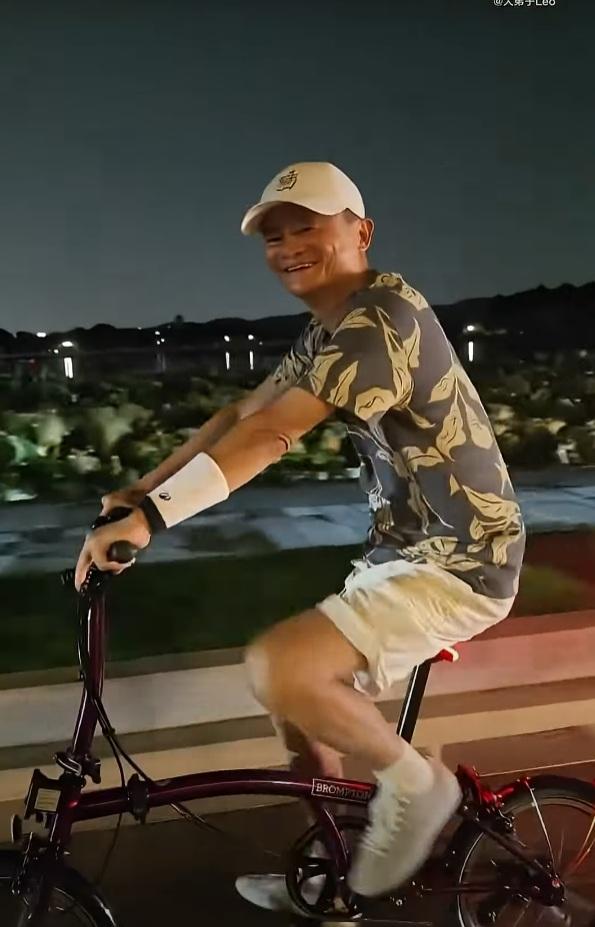 有女網民拍攝到馬雲夜遊西湖,他還與女網民打招呼。(網片截圖)