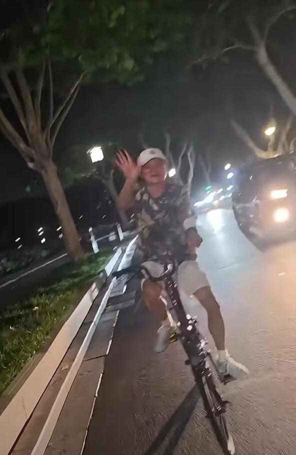 有女網民拍攝到馬雲夜遊西湖,他還與女網民打招呼。(網片截圖)