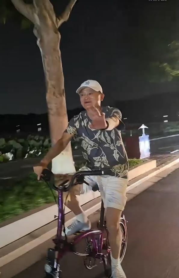 有女網民拍攝到馬雲夜遊西湖,他還與女網民打招呼。(網片截圖)
