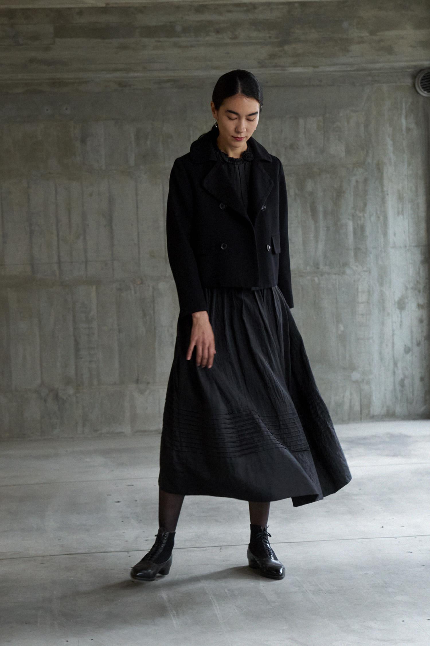 黑色呢絨十字領孖襟外套 $21,995