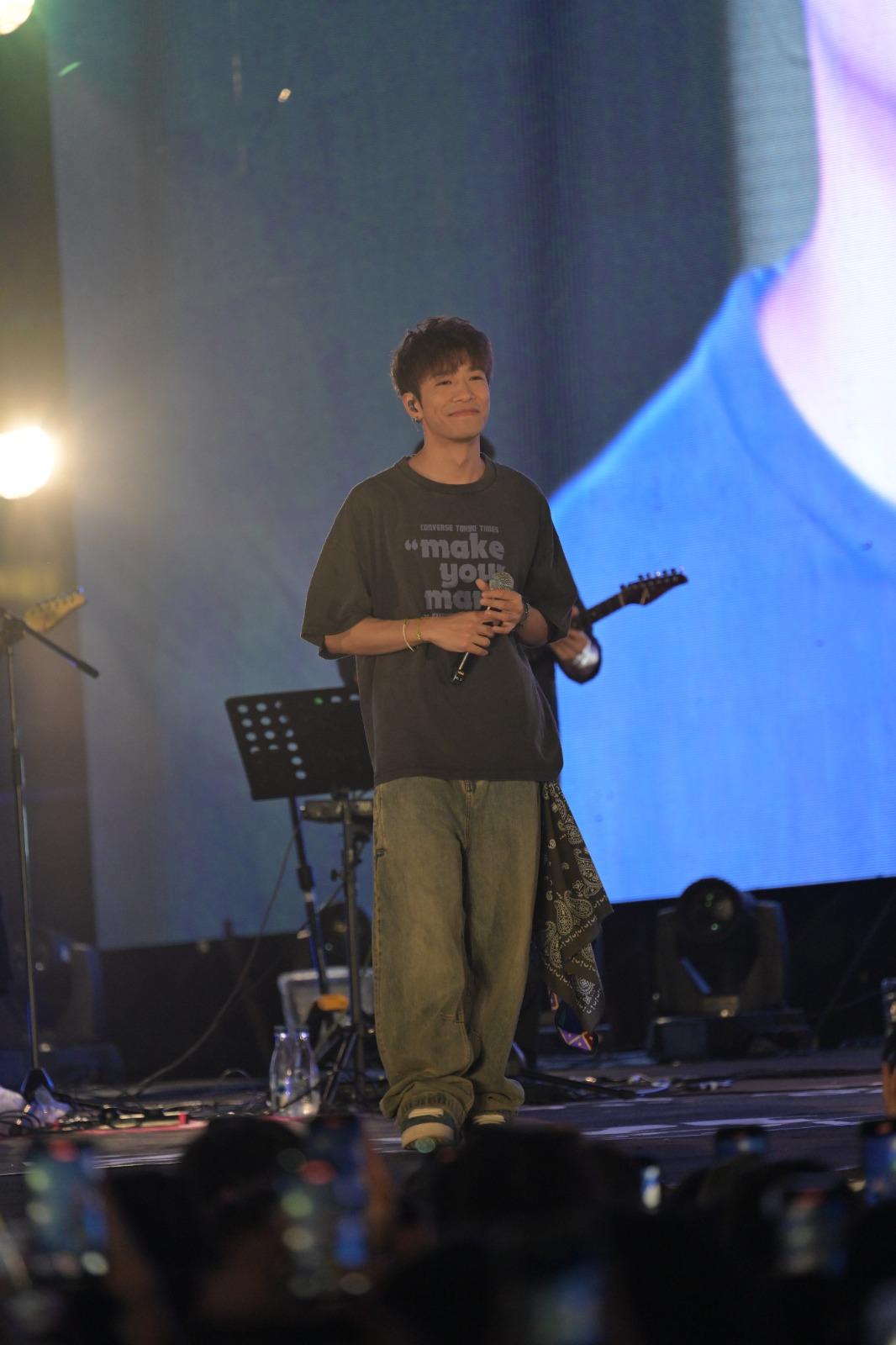 Kaho一表演大熱金曲《黑玻璃》,全場樂迷尖叫起來。