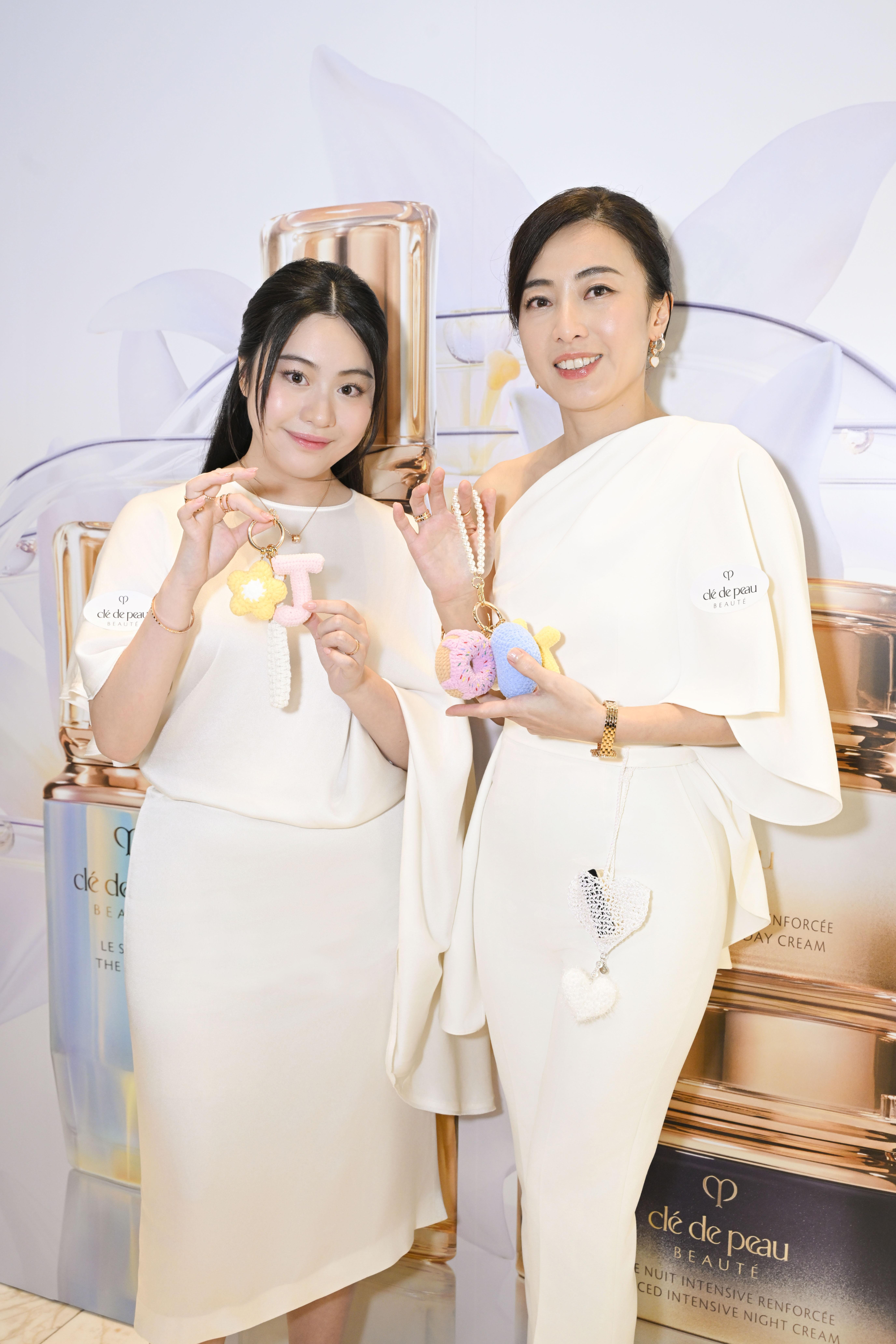 陳凱韻帶同16歲大女Josephine以母女檔出席活動。