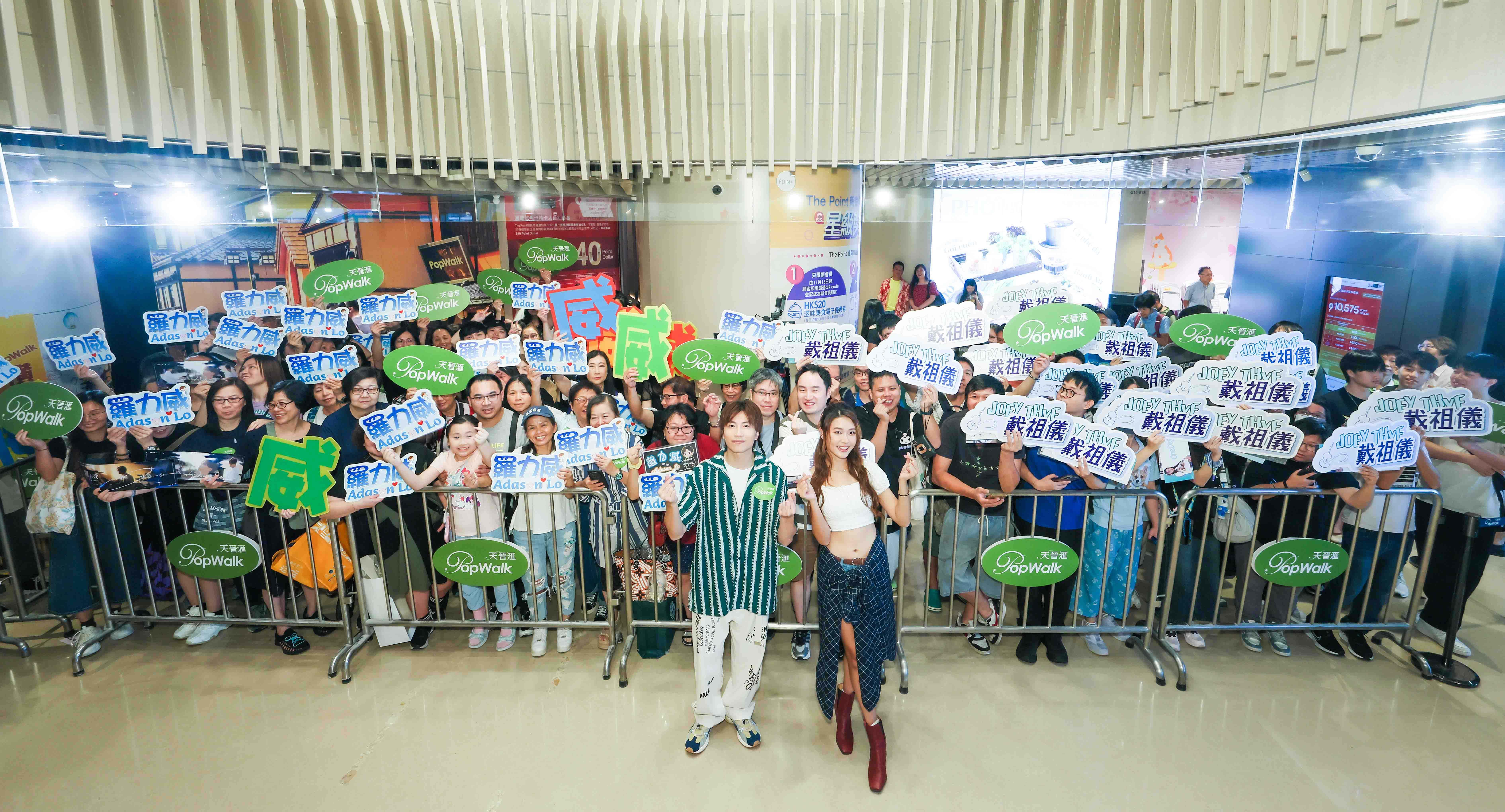 兩人走到台下與fans合照。