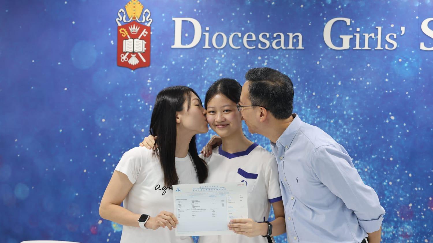 拔萃女書院超級狀元黃穎妍,她的父親是1992年華仁書院會考10A狀元黃偉強。